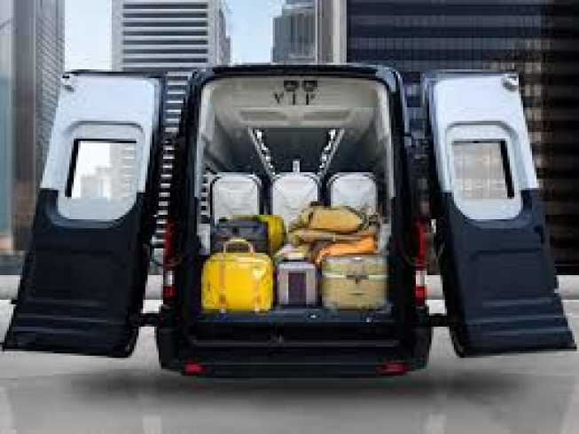 So Sánh Carnival và Limousine 9 Chỗ: Lựa Chọn Nào Tối Ưu Cho Chuyến Đi Của Bạn