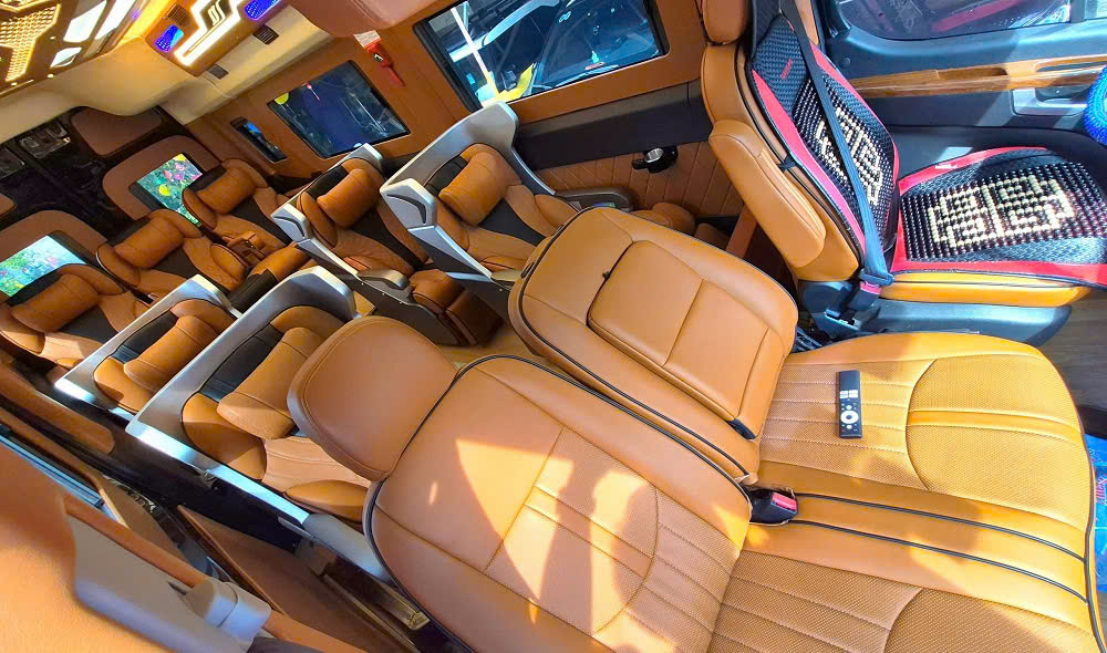 Nội thất xe Limousine 9 chỗ Sài Gòn đi Đức Trọng
