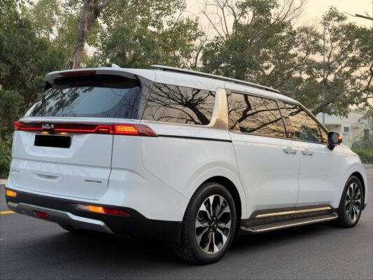 Kia Carnival vận hành ổn định trên các tuyến cao tốc hiện đại.